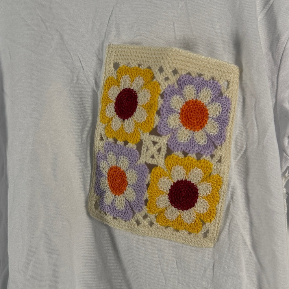 NWT Dex White Tee with Floral Pocket Design - Picture 3 of 7